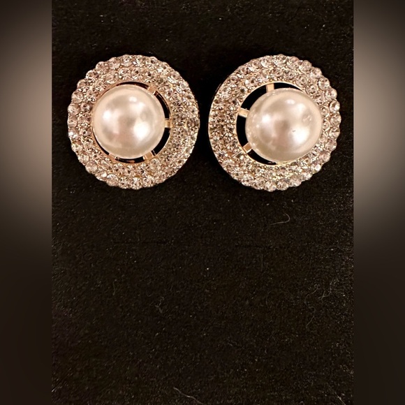 NWT faux Pearl and rhinestone clip on earrings - Picture 5 of 6